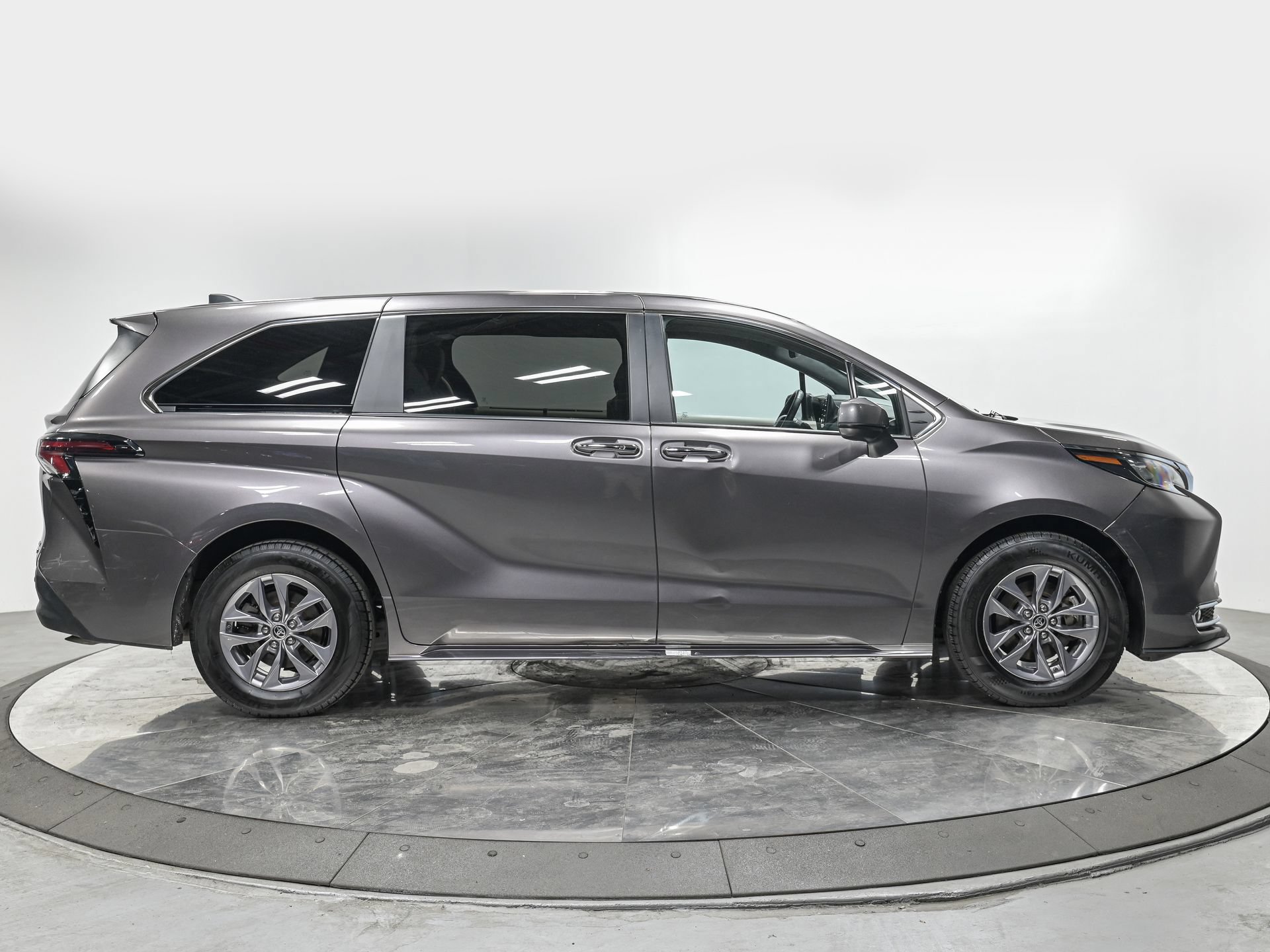 Used 2024 Toyota Sienna XLE FWD image 7