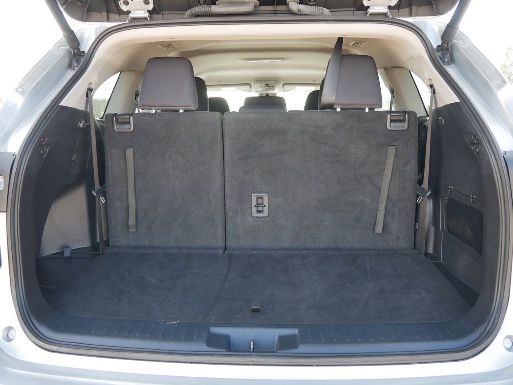 Used 2024 Toyota Highlander LE image 10