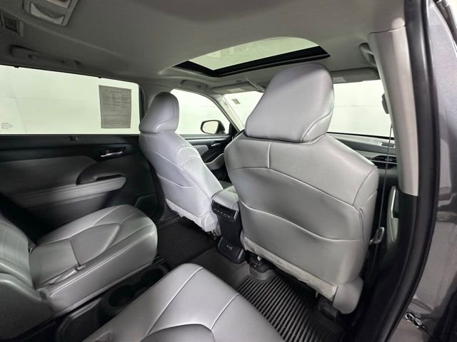 Used 2023 Toyota Highlander XLE AWD/4WD image 13