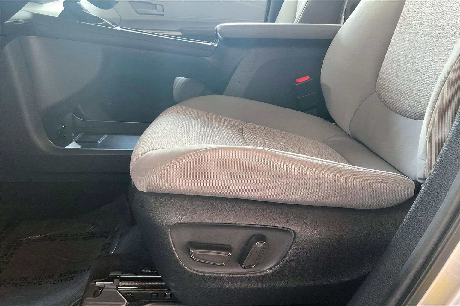 Used 2025 Toyota Sienna LE FWD image 16