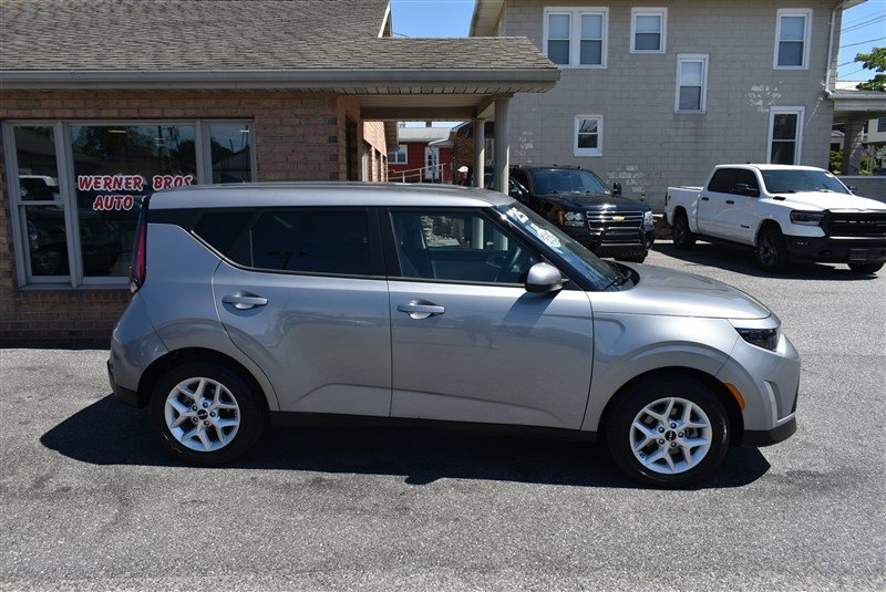 Used 2025 Kia Soul LX w/ LX Technology Package FWD image 2