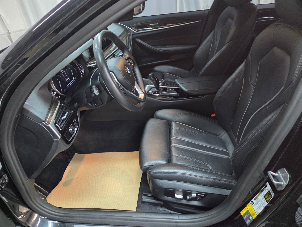 Used 2019 BMW 530e xDrive w/ Convenience Package AWD/4WD image 16