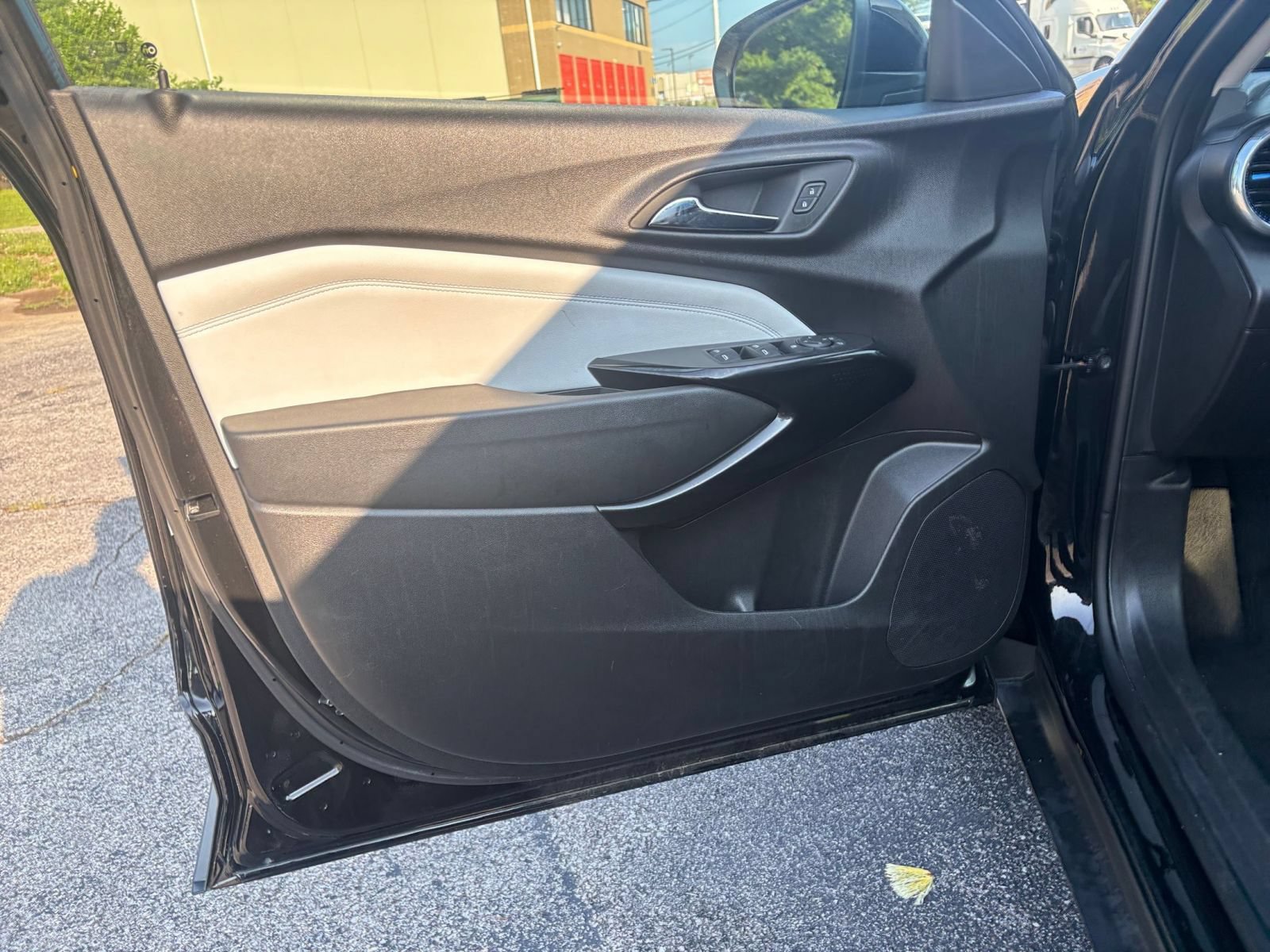 Used 2025 Chevrolet Trax LT FWD image 18