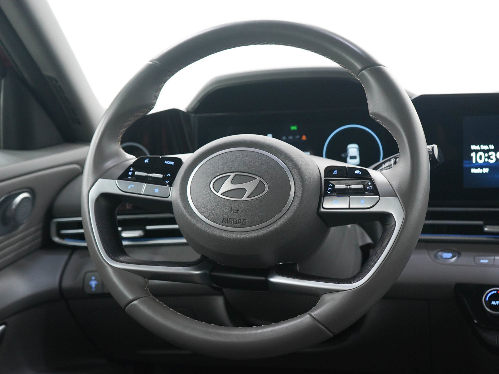 Used 2025 Hyundai Elantra SEL FWD image 15