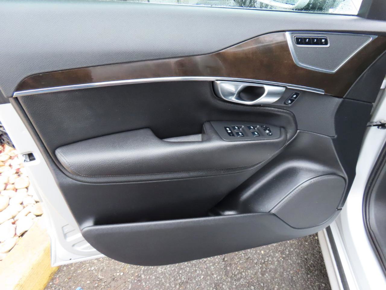 Used 2018 Volvo XC90 T6 Momentum w/ Convenience Package AWD/4WD image 8