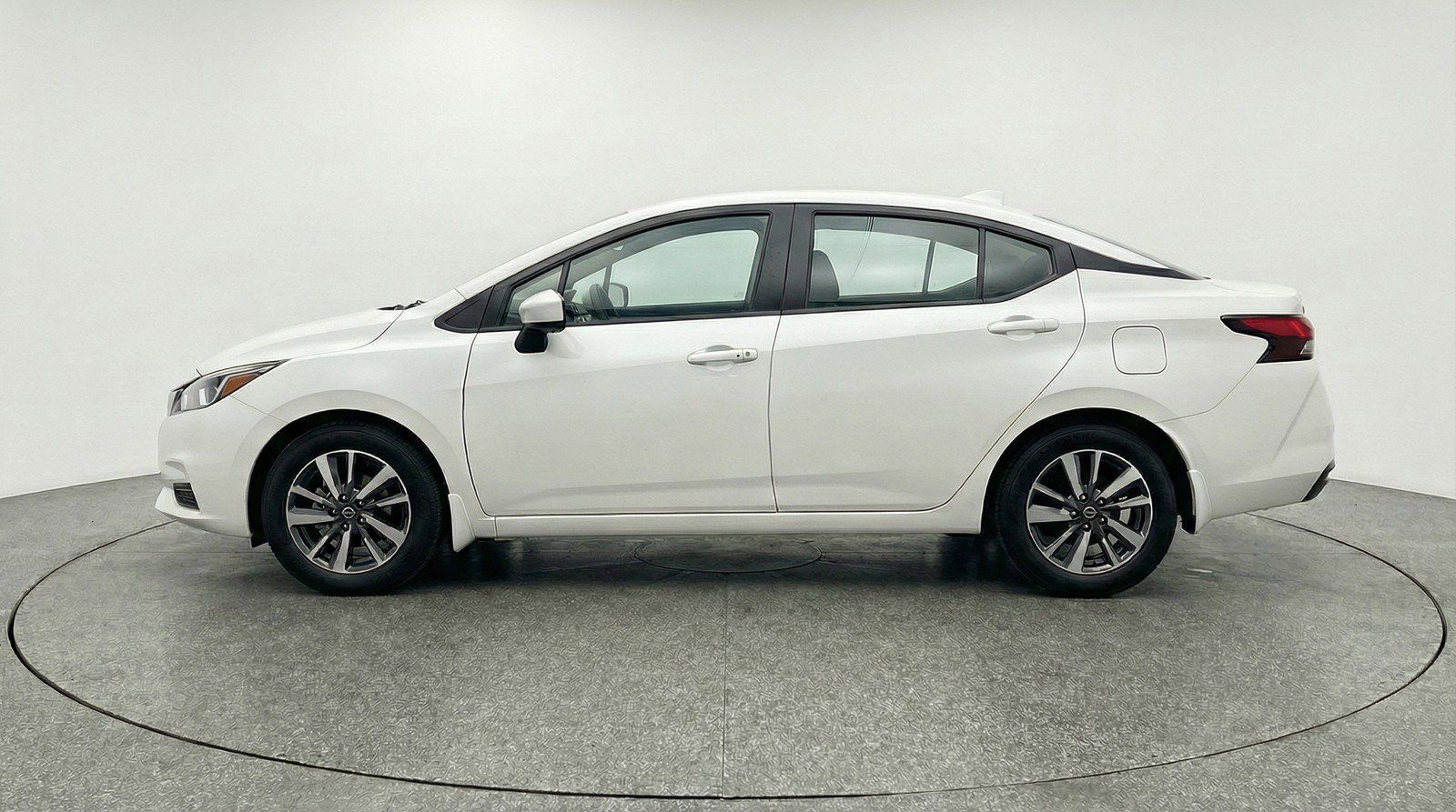 Used 2025 Nissan Versa SV image 5