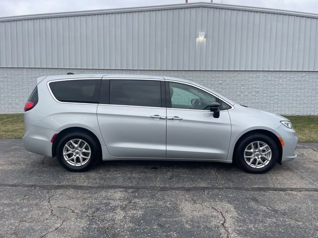 Used 2024 Chrysler Pacifica Touring-L image 17