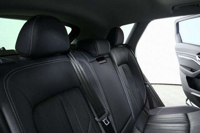 Used 2024 Audi Q8 e-tron Premium Plus image 23