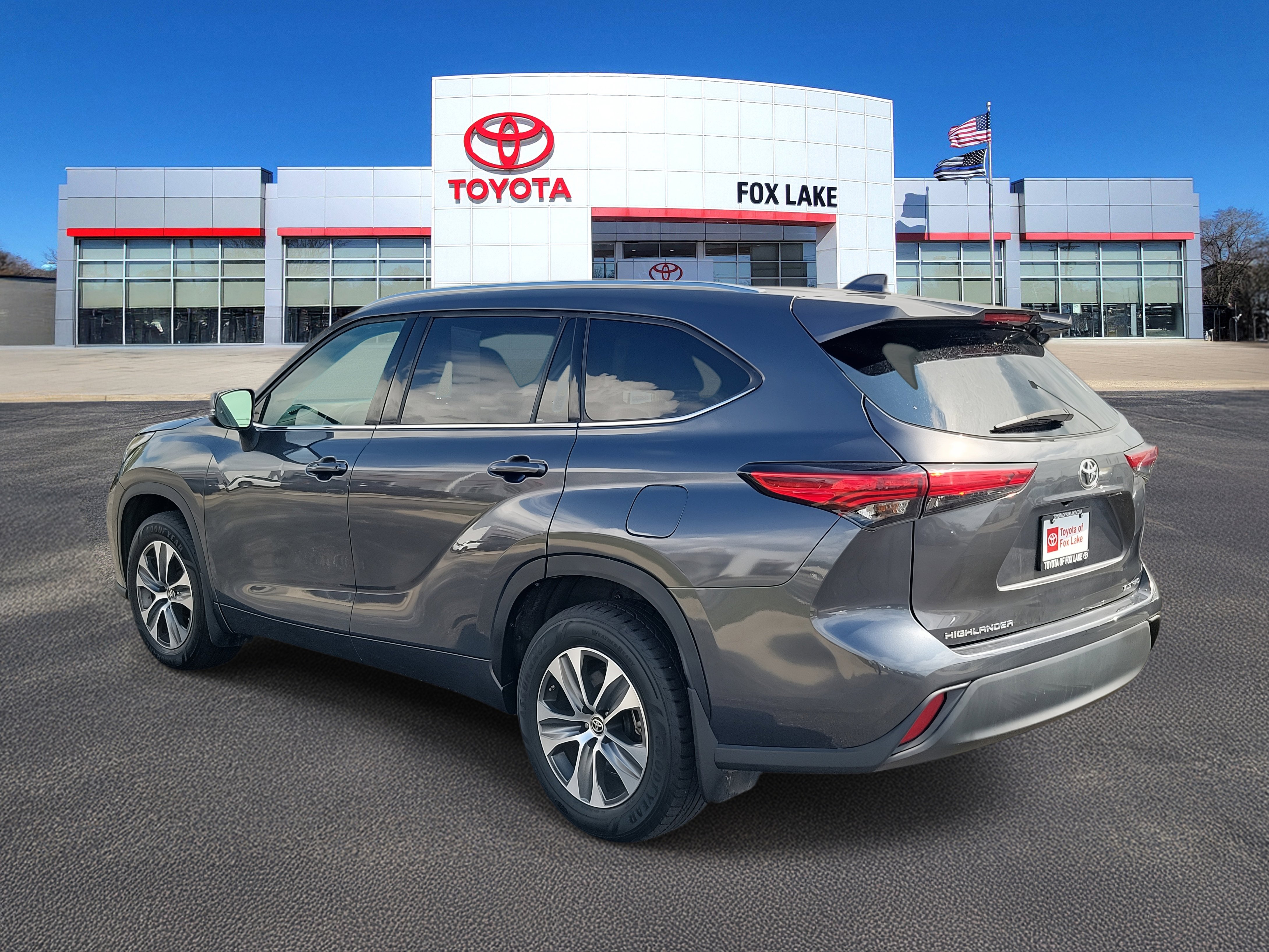 Used 2021 Toyota Highlander XLE image 3