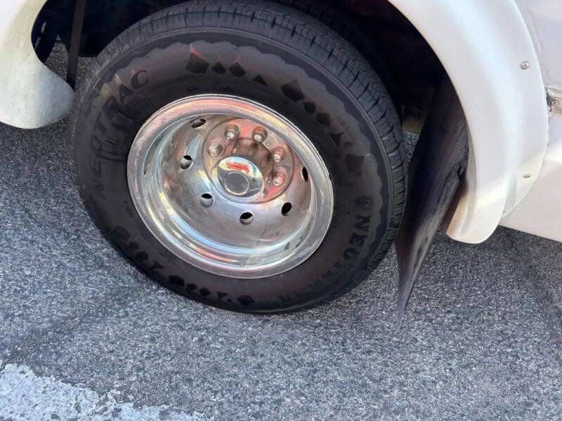 Used 2006 Ford E-350 and Econoline 350 Super Duty RWD image 24