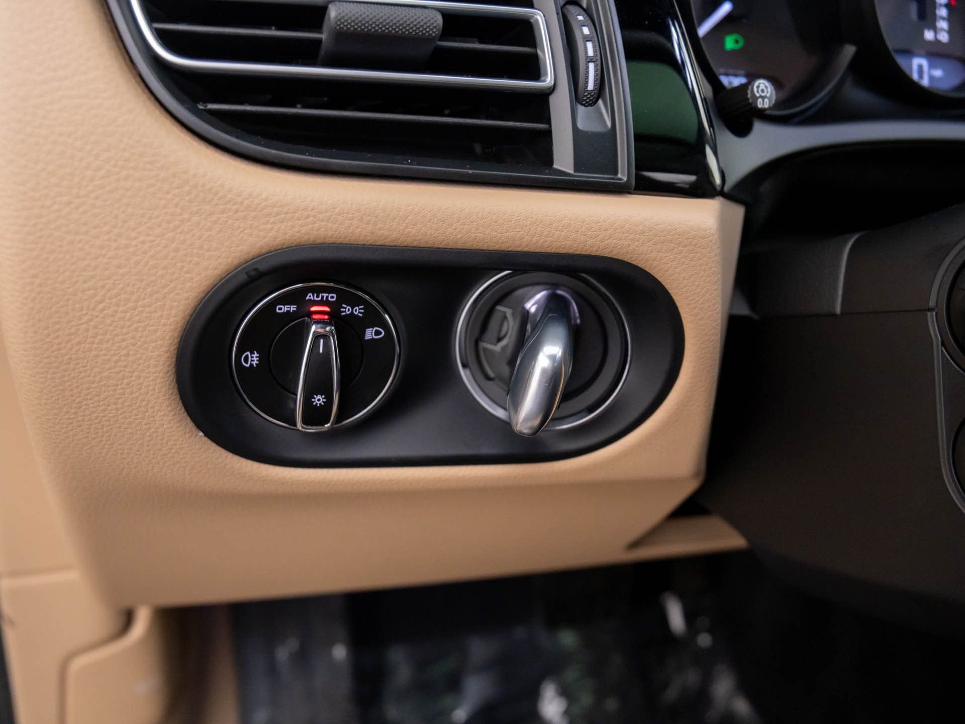 Certified 2025 Porsche Macan image 30