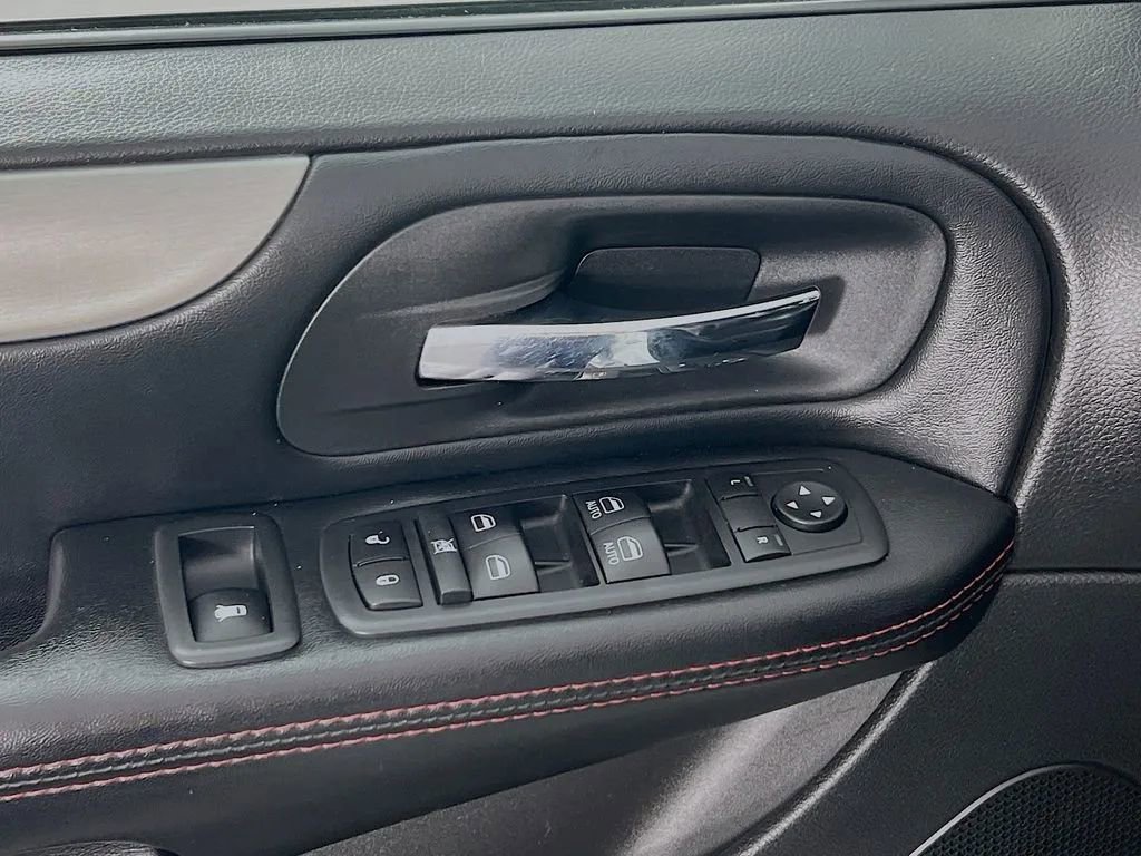 Used 2019 Dodge Grand Caravan GT image 18