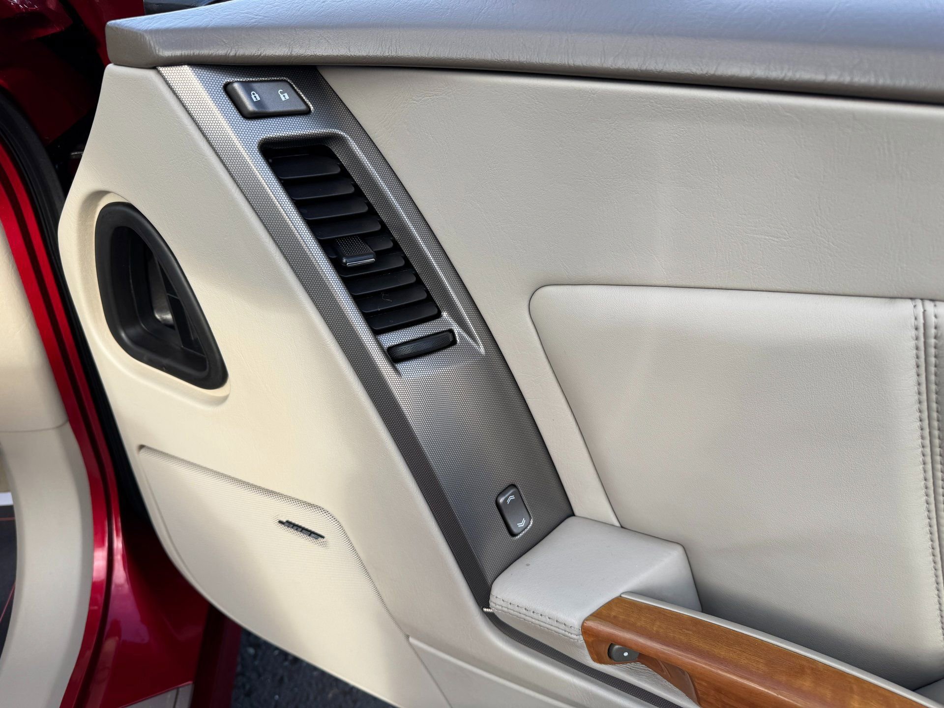 Used 2005 Cadillac XLR image 46