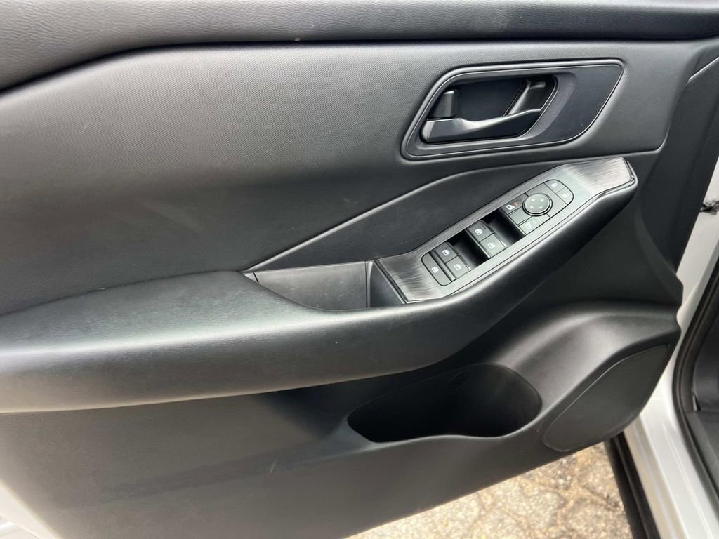 Used 2024 Nissan Rogue S image 11