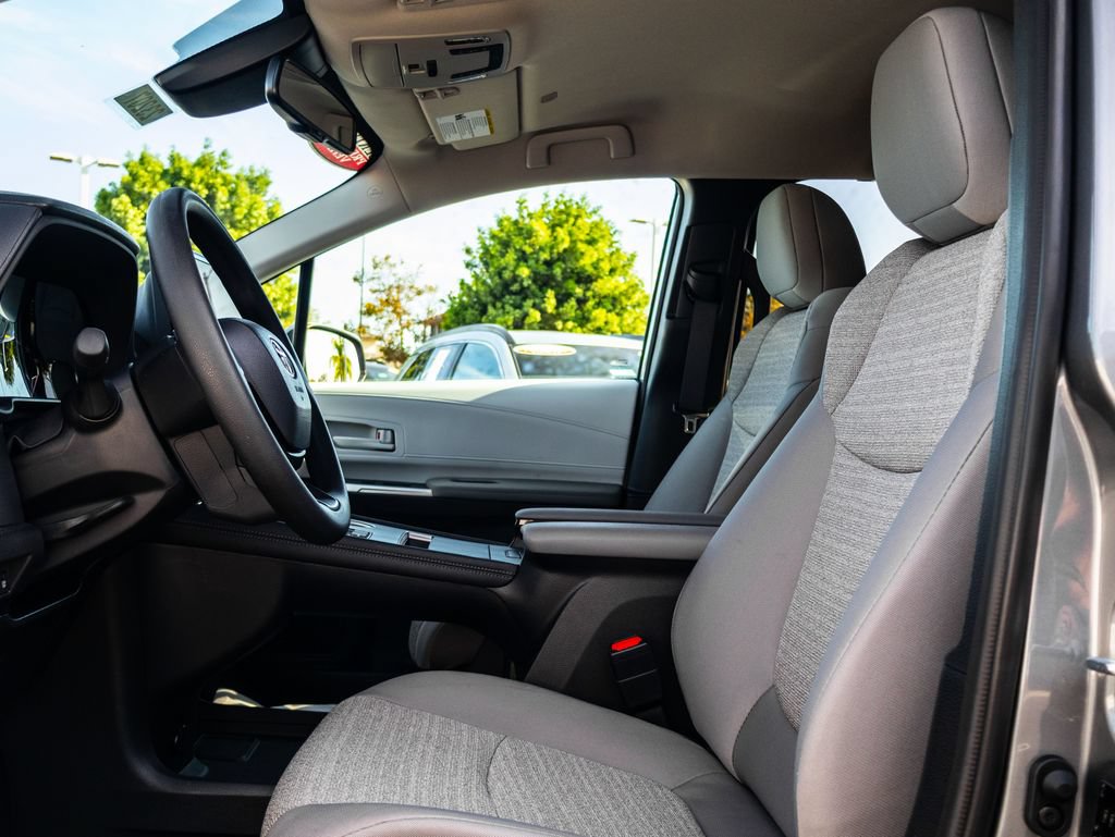 Used 2026 Toyota Sienna LE AWD/4WD image 11