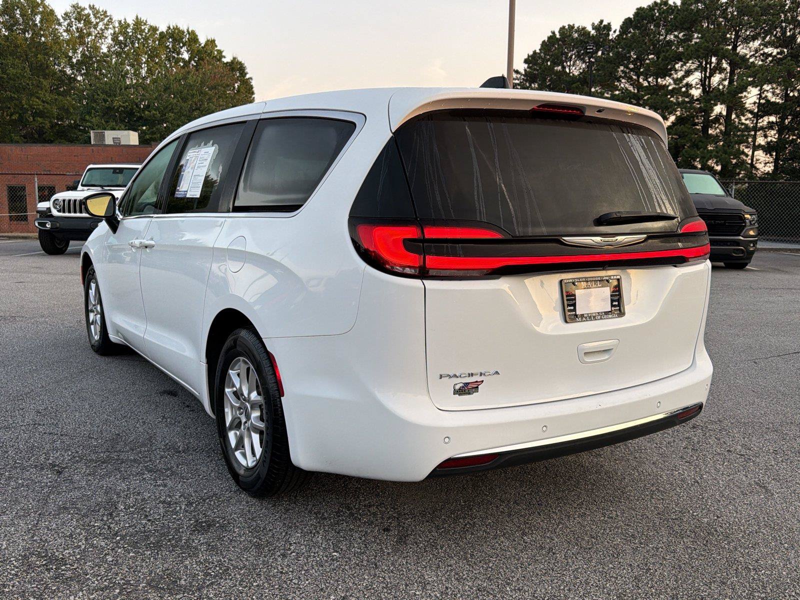 Used 2024 Chrysler Pacifica Touring-L FWD image 7