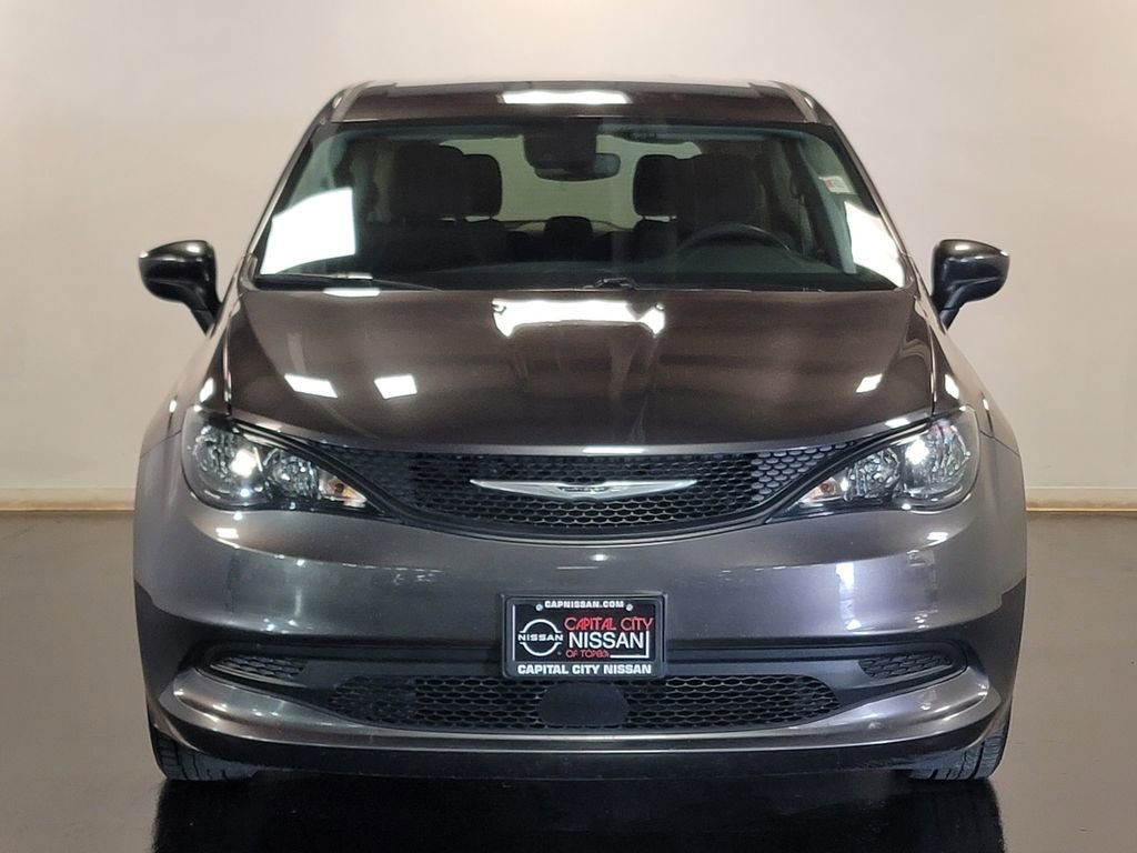 Used 2023 Chrysler Voyager LX image 3