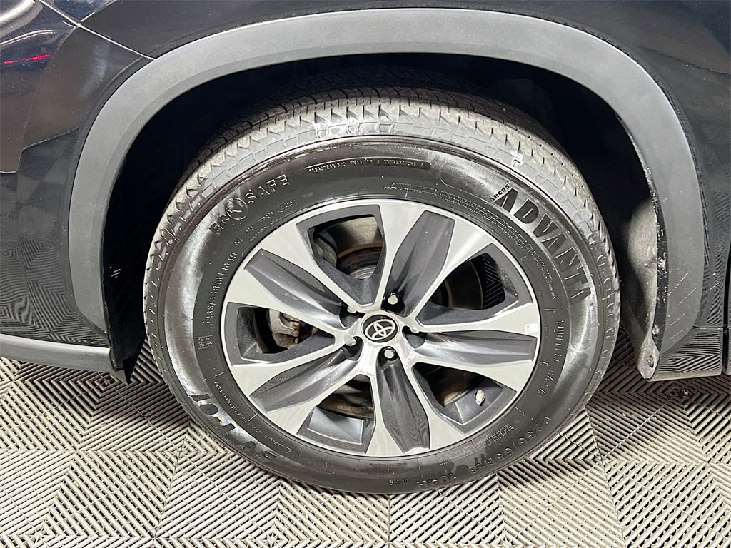 Certified 2024 Toyota Highlander XLE image 33