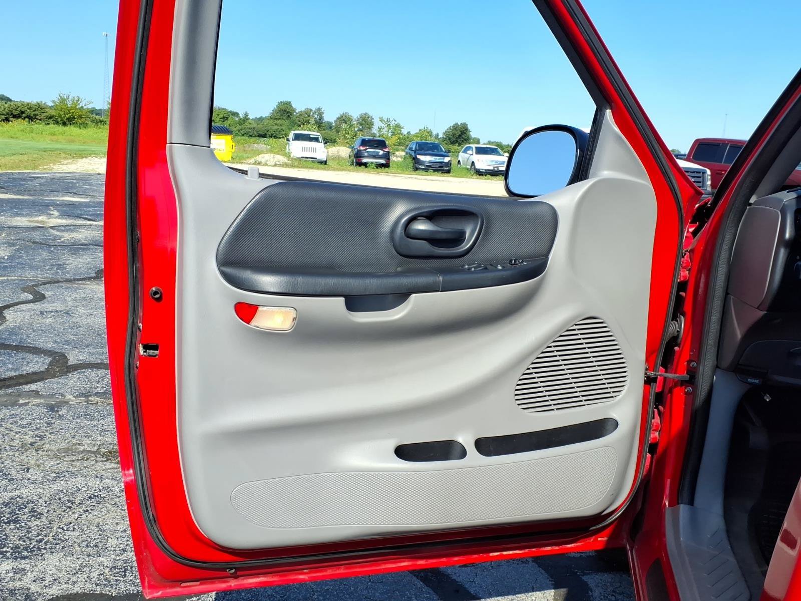 Used 2000 Ford F150 Lightning RWD image 17