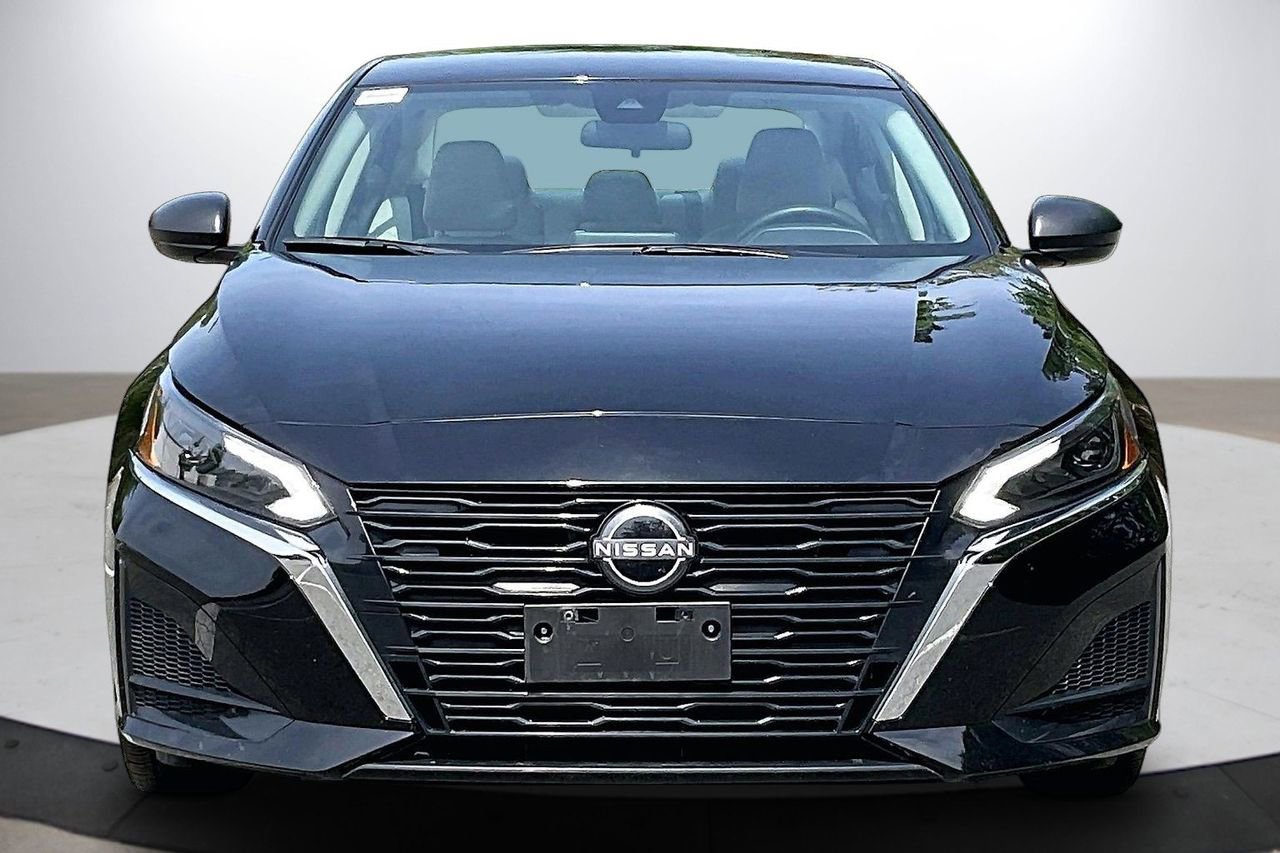 Used 2025 Nissan Altima 2.5 SV FWD image 3