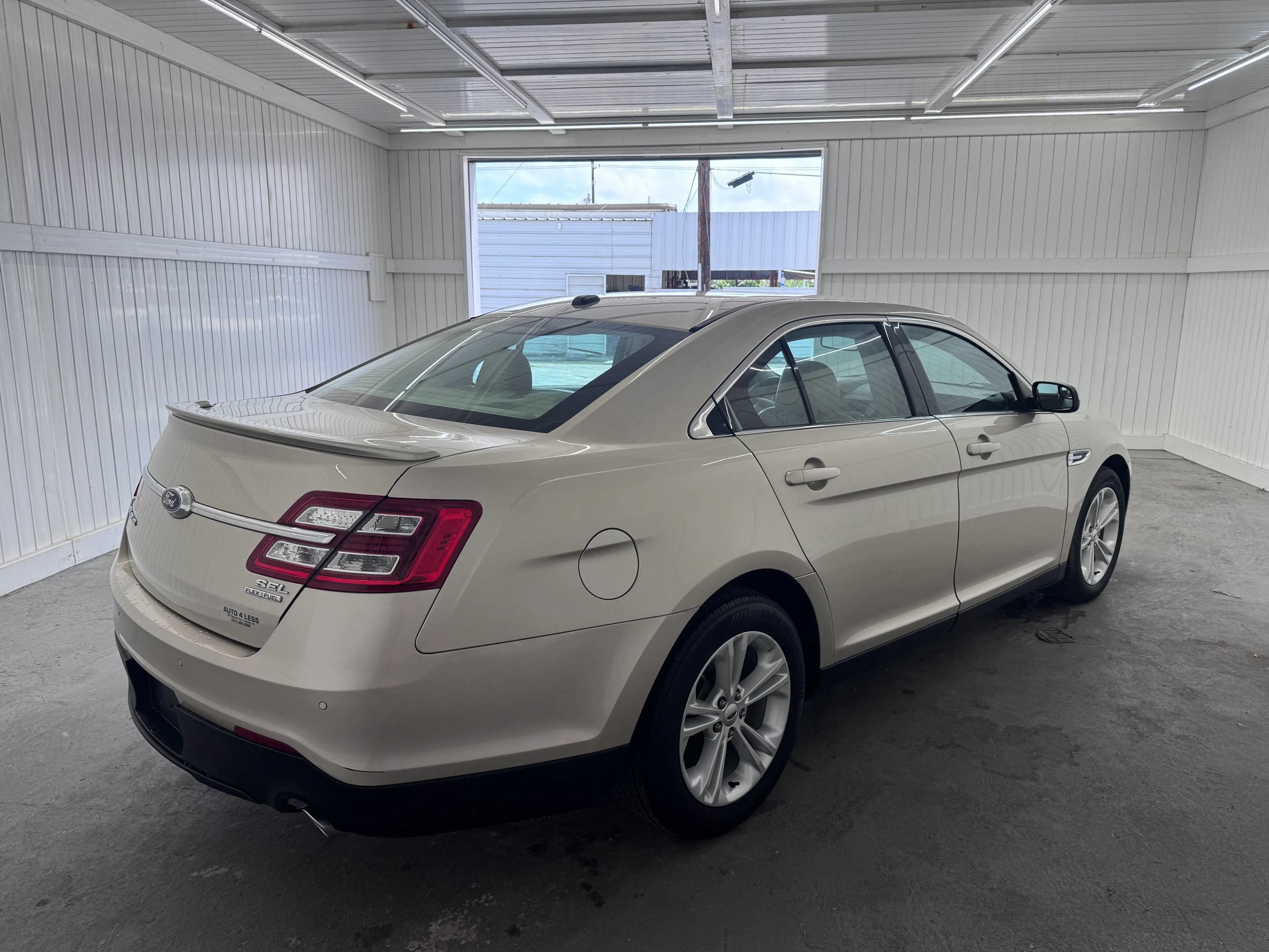Used 2018 Ford Taurus SEL FWD image 5