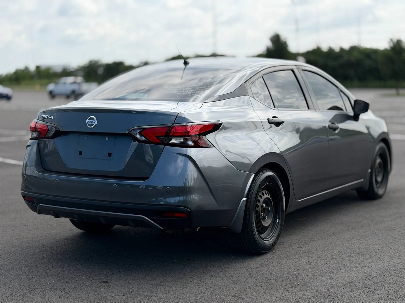 Used 2020 Nissan Versa S FWD image 5
