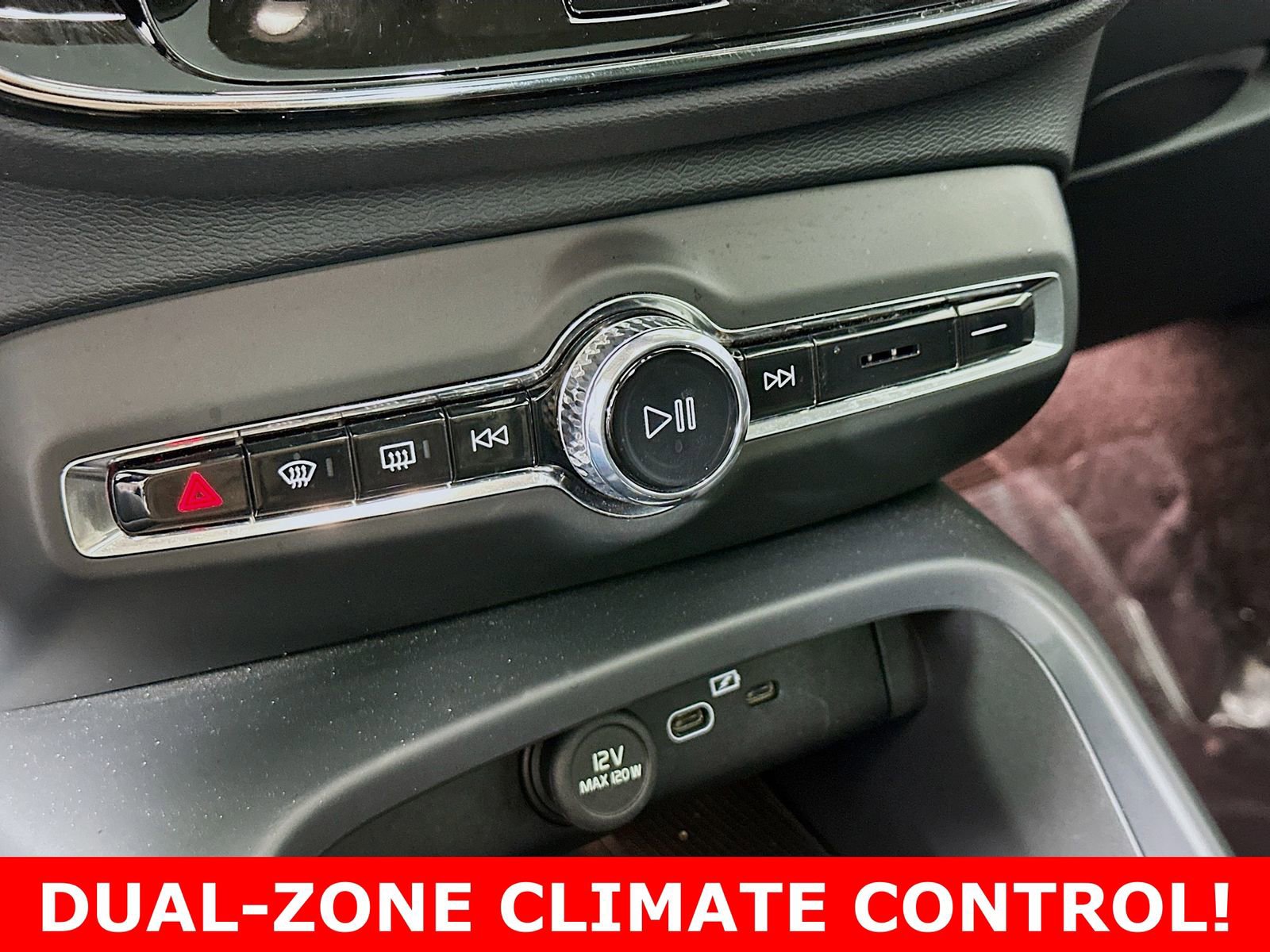 Used 2025 Volvo XC40 B5 Plus image 19