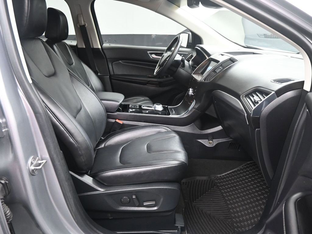 Used 2020 Ford Edge Titanium image 11