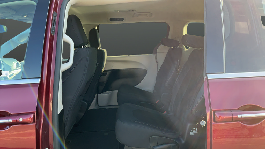 Used 2019 Chrysler Pacifica Touring Plus w/ Cold Weather Group FWD image 19