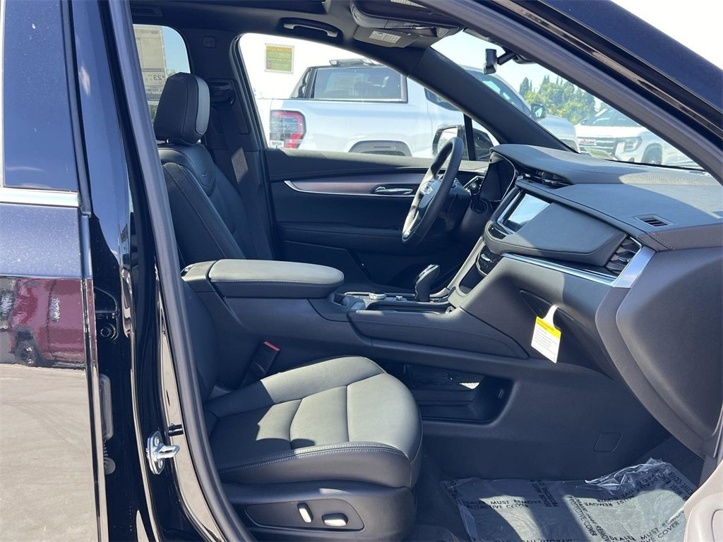 New 2025 Cadillac XT6 Luxury image 33