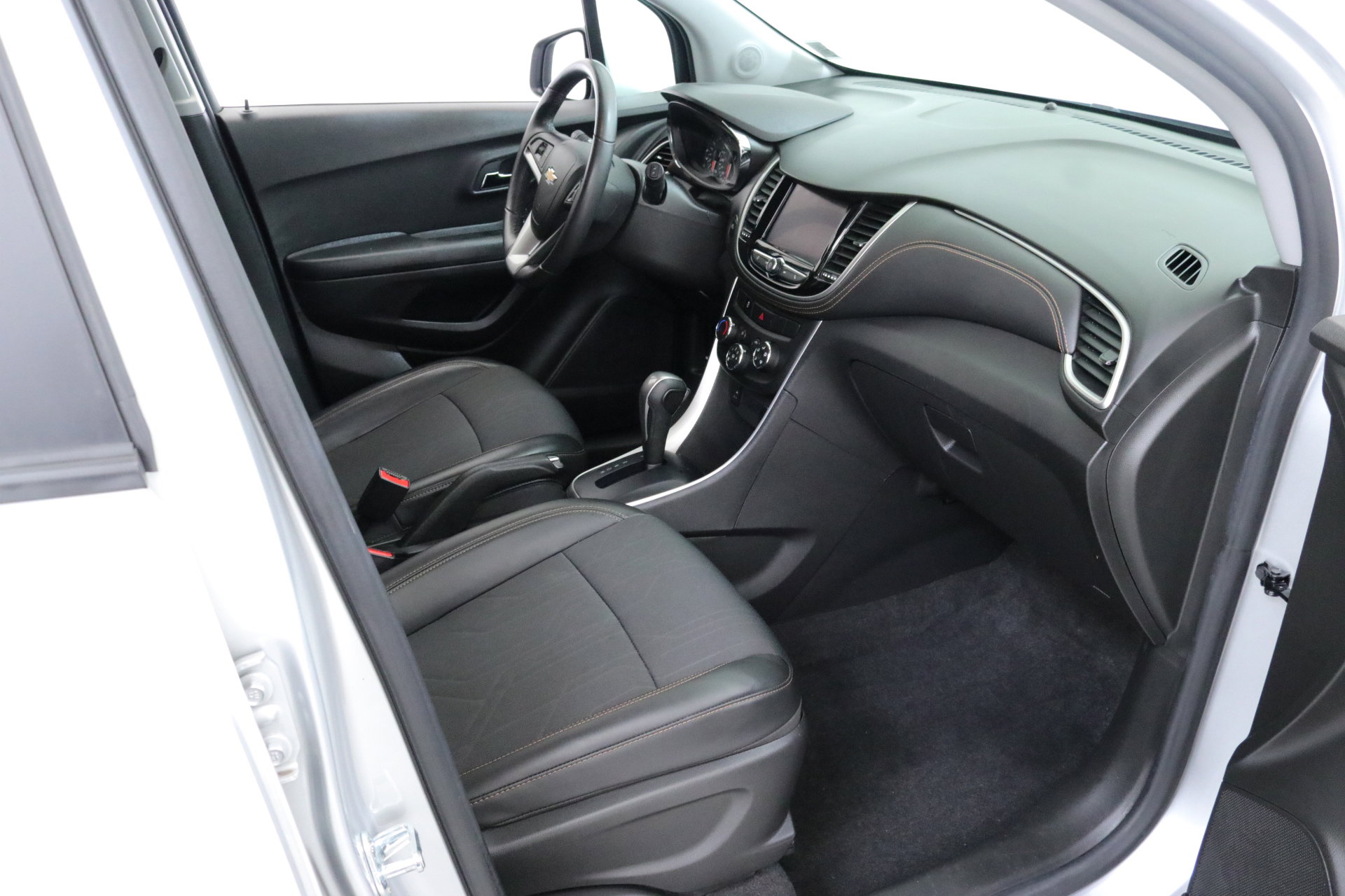 Used 2022 Chevrolet Trax LT w/ LT Convenience Package image 27