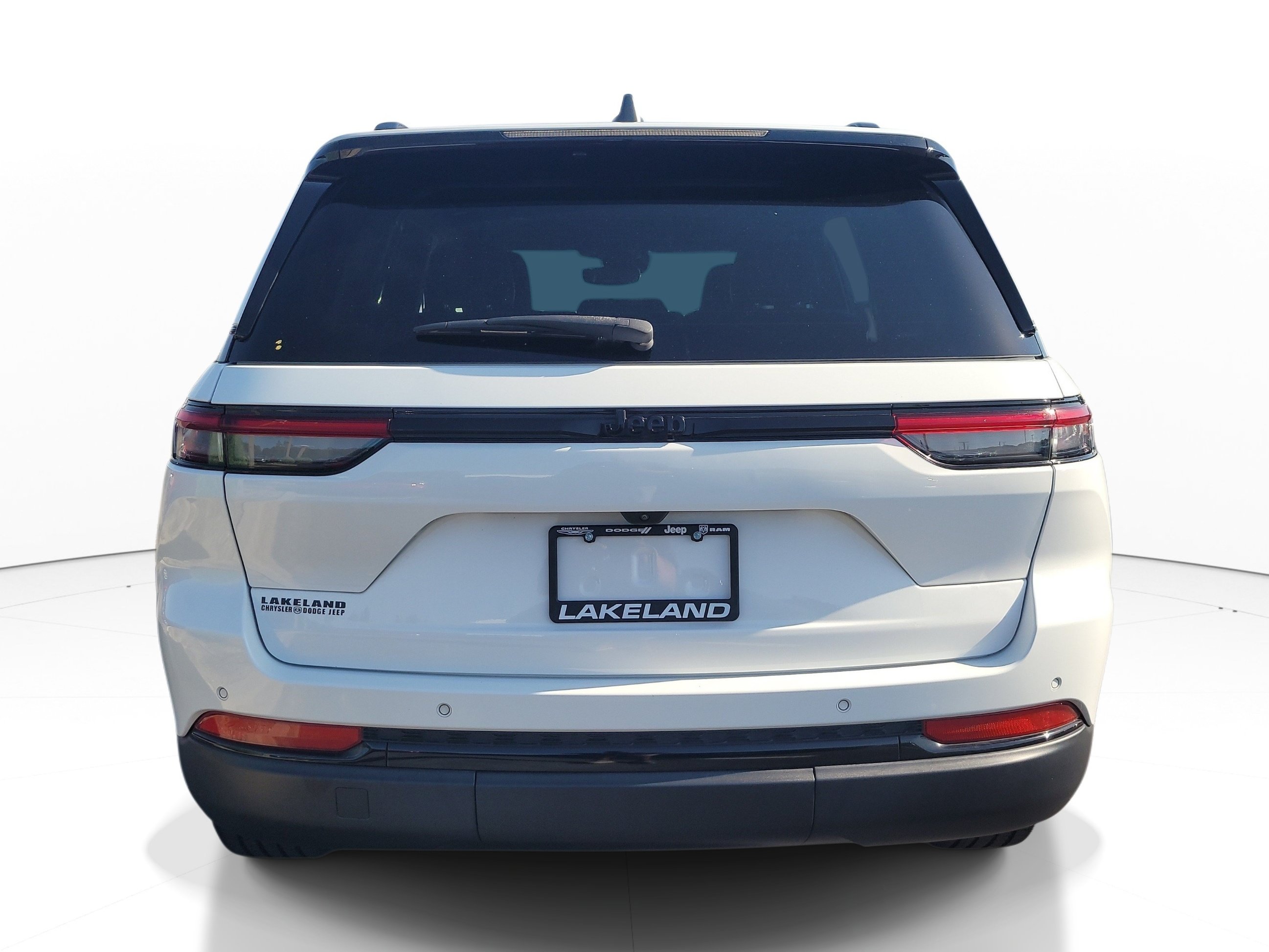 Used 2024 Jeep Grand Cherokee Altitude RWD image 5
