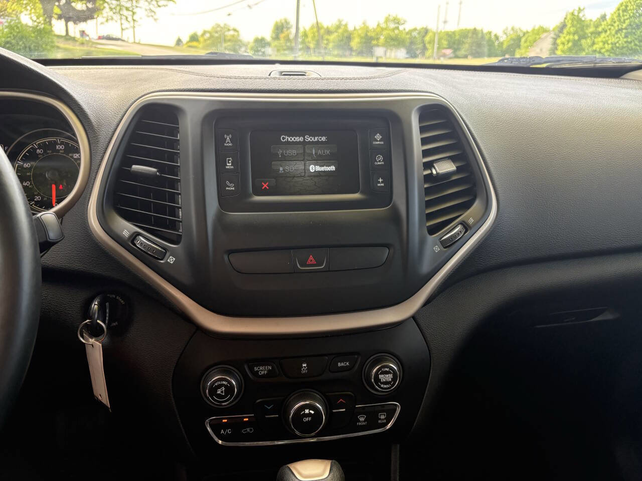 Used 2018 Jeep Cherokee Latitude w/ Cold Weather Group AWD/4WD image 22
