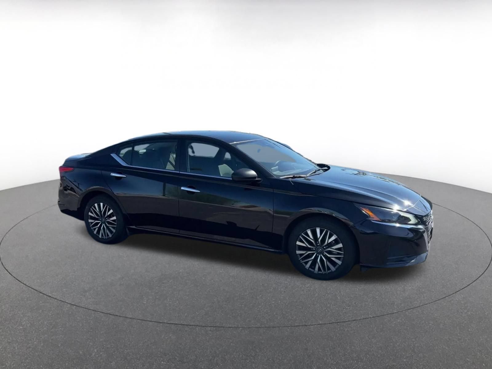 Used 2025 Nissan Altima 2.5 SV FWD image 2