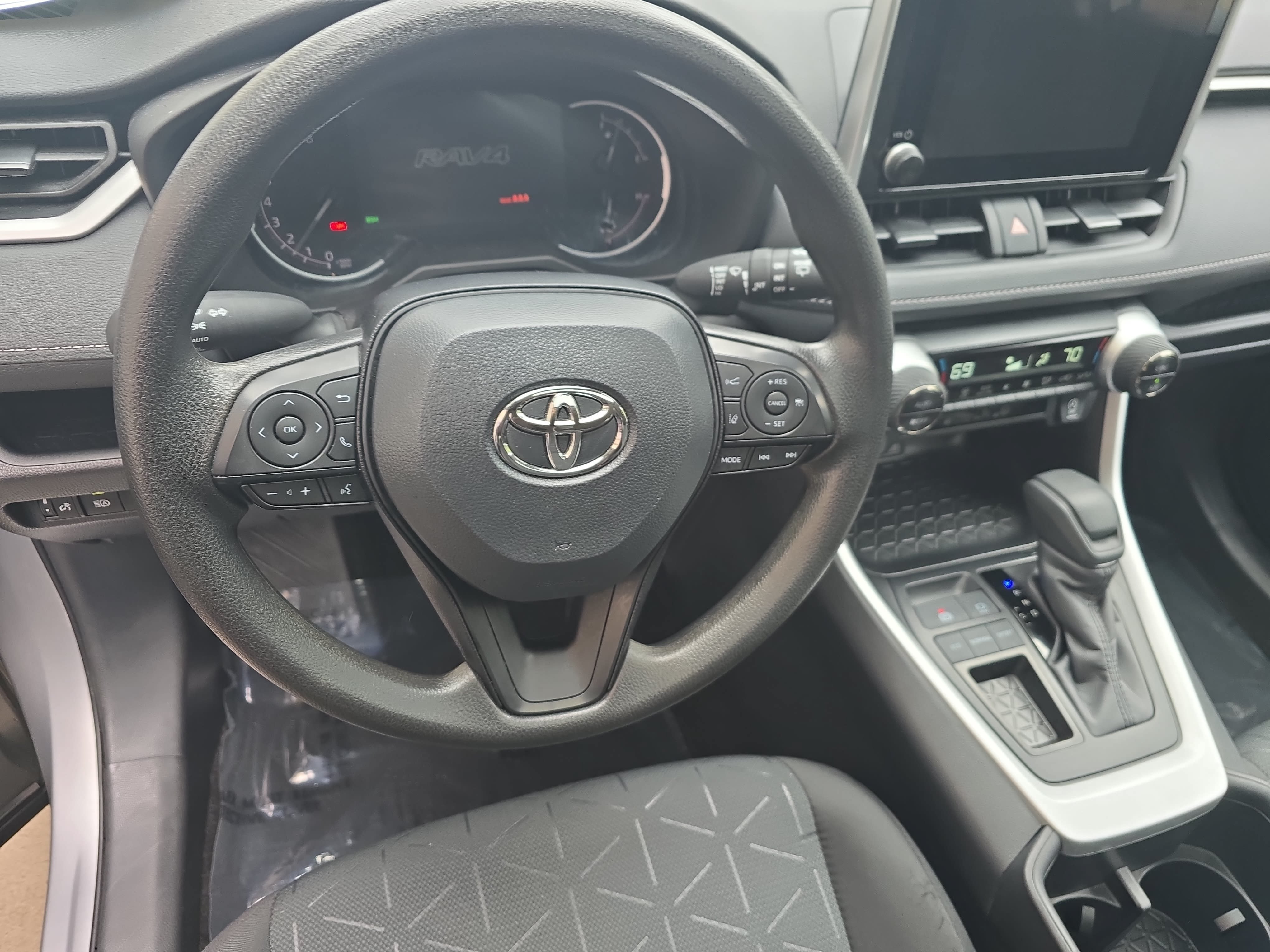 Used 2025 Toyota RAV4 XLE w/ Convenience Package FWD image 16