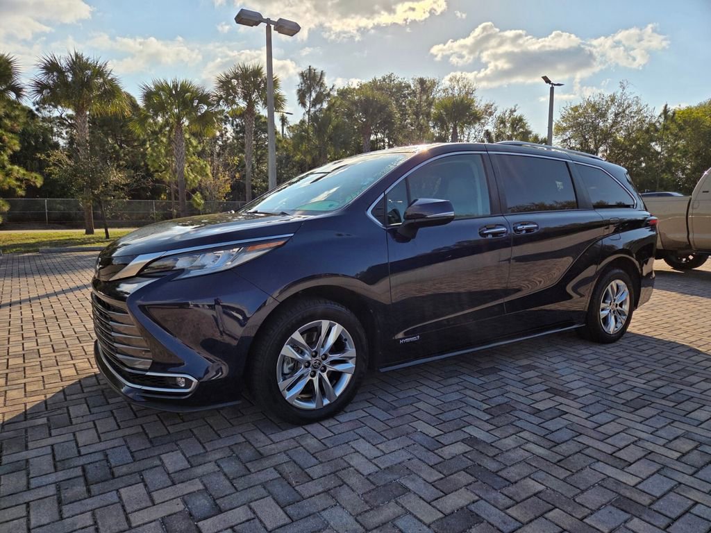 Used 2021 Toyota Sienna Limited image 3