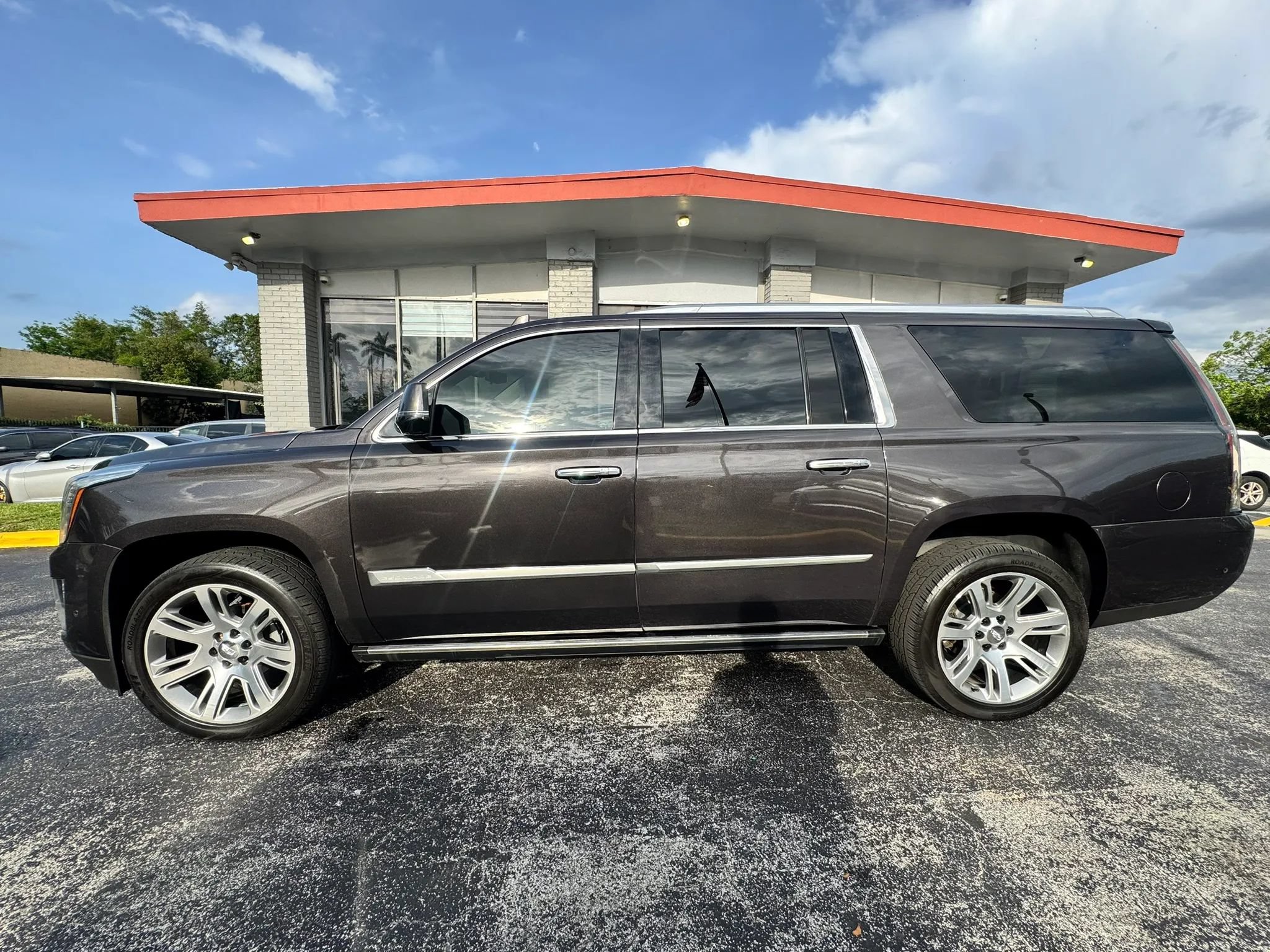 Used 2017 Cadillac Escalade ESV Premium Luxury AWD/4WD image 9