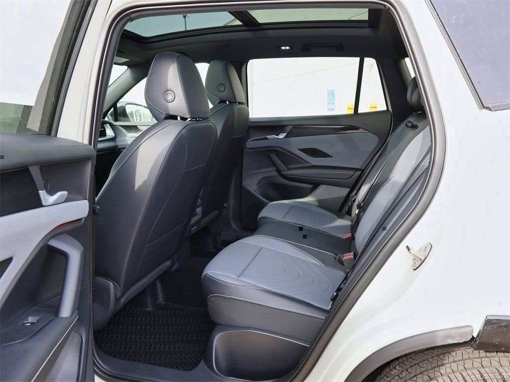New 2026 Volkswagen Tiguan SE R-Line FWD image 16