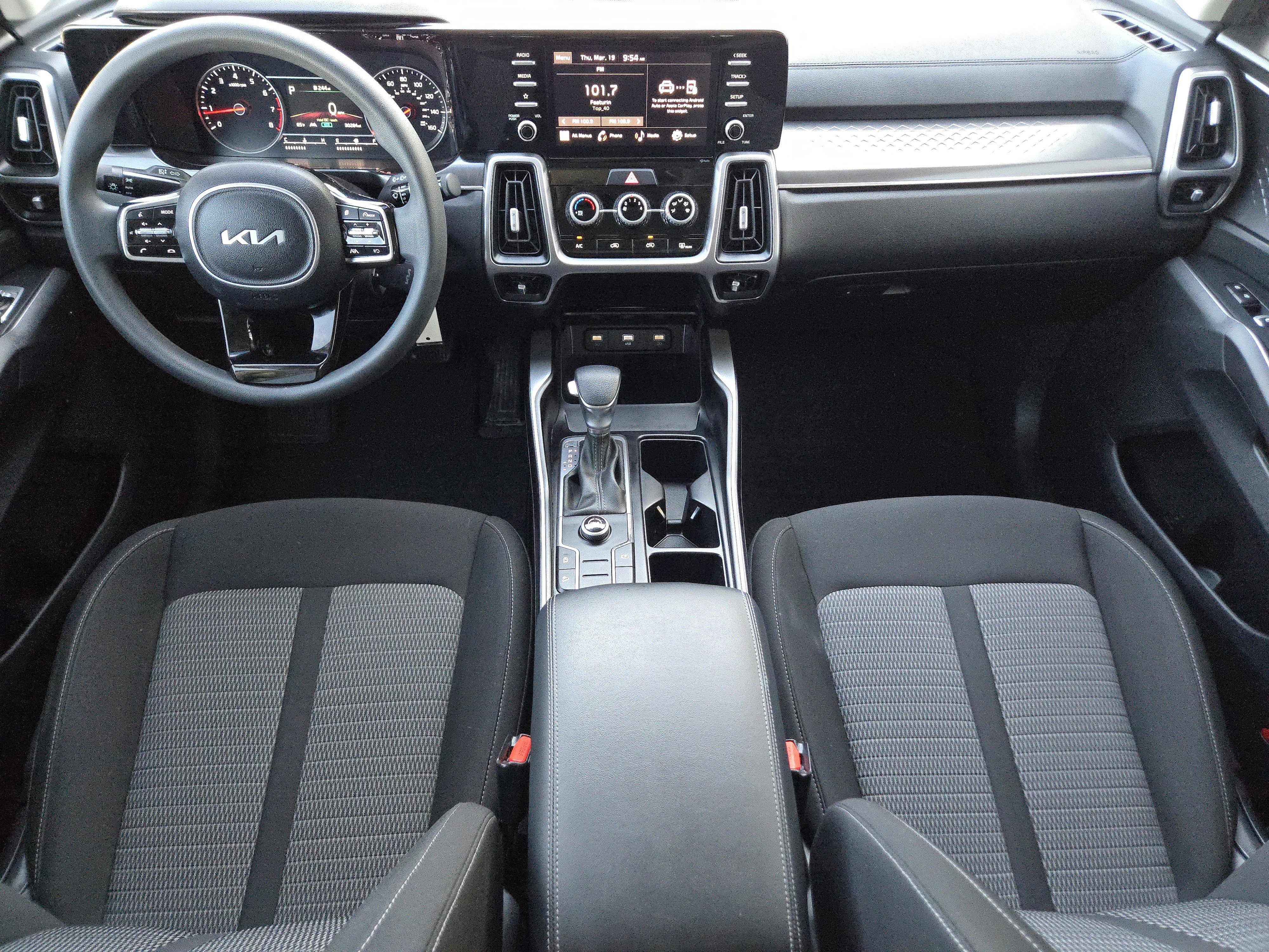 Used 2023 Kia Sorento LX image 2