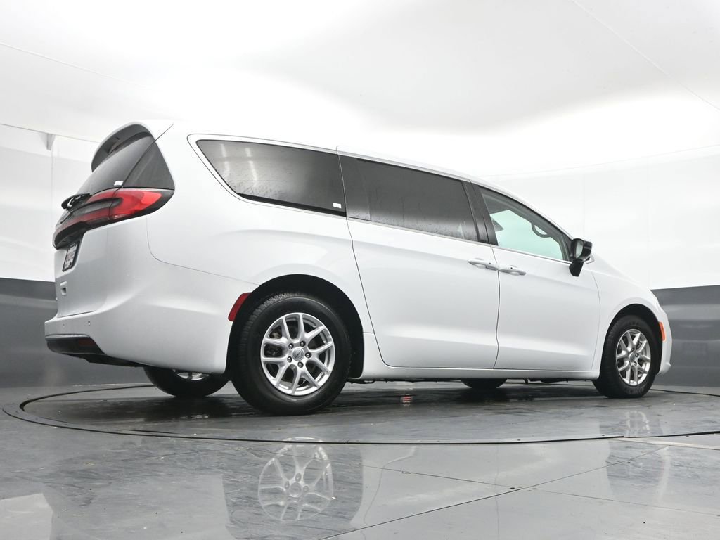 Used 2024 Chrysler Pacifica Touring-L FWD image 42