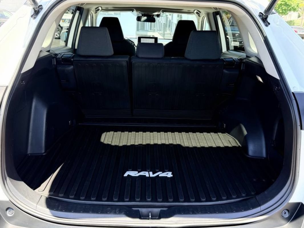 Used 2023 Toyota RAV4 XLE w/ Convenience Package FWD image 13