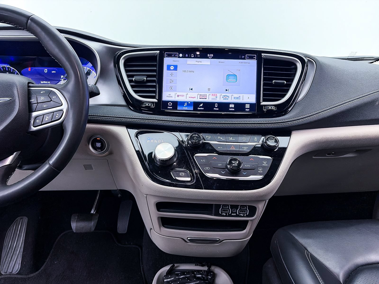 Used 2023 Chrysler Pacifica Touring-L AWD/4WD image 5