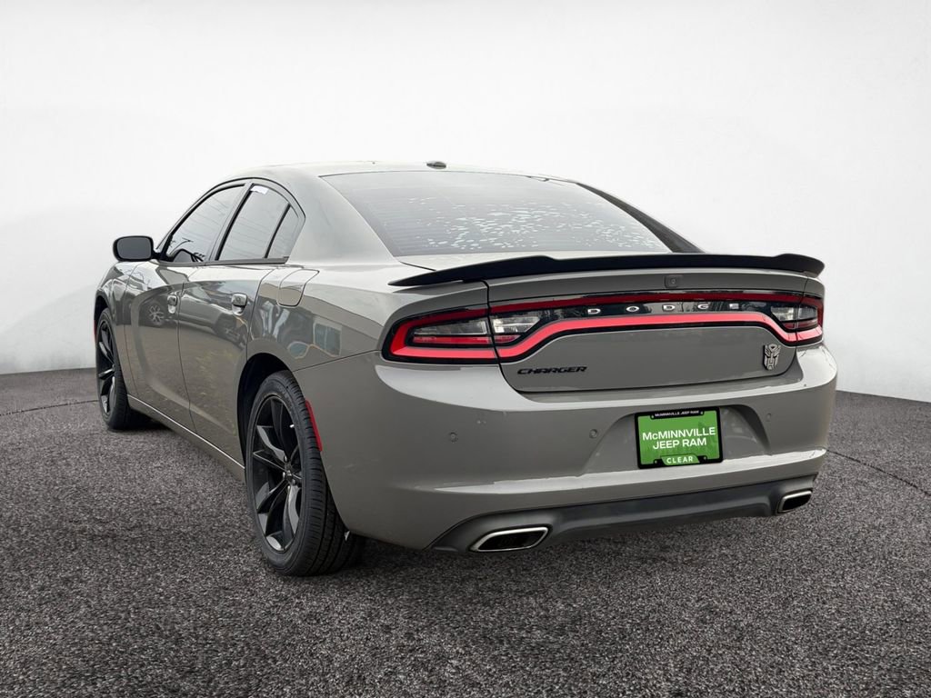Used 2018 Dodge Charger SXT w/ Blacktop Package RWD image 3