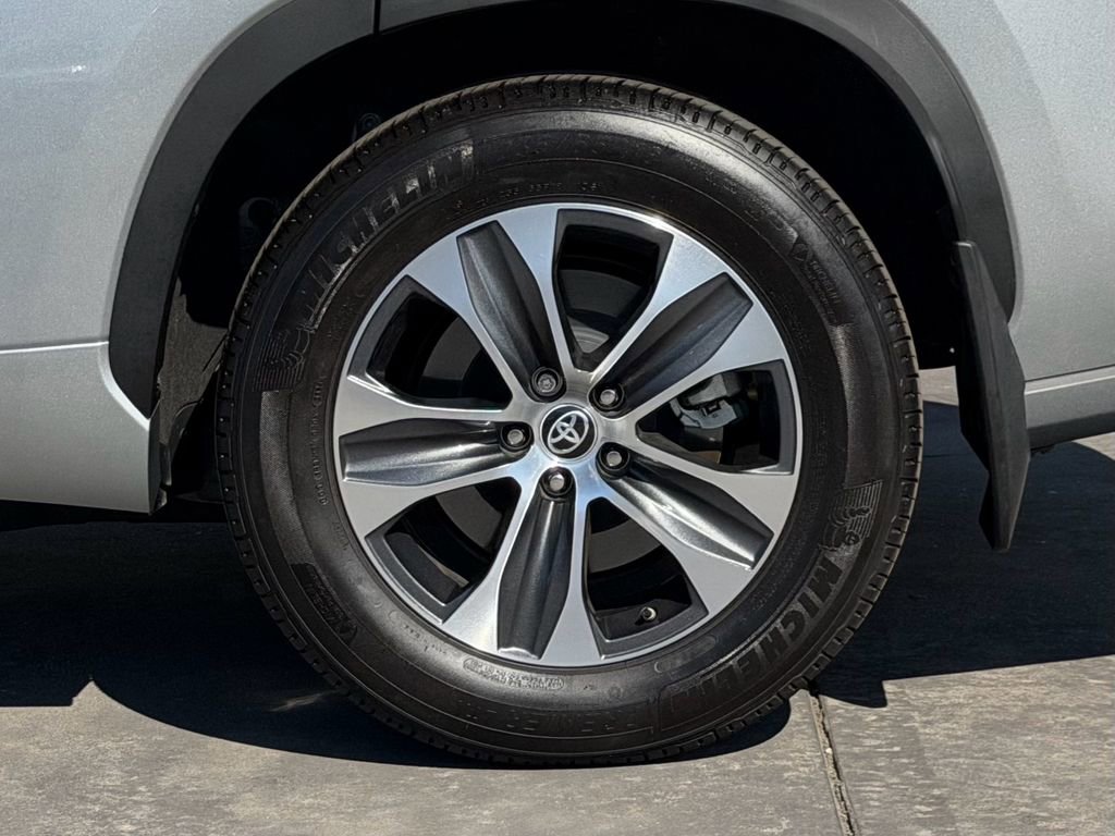 Certified 2024 Toyota Highlander XLE image 11