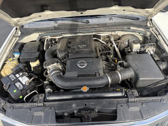 Used 2010 Nissan Frontier SE image 21