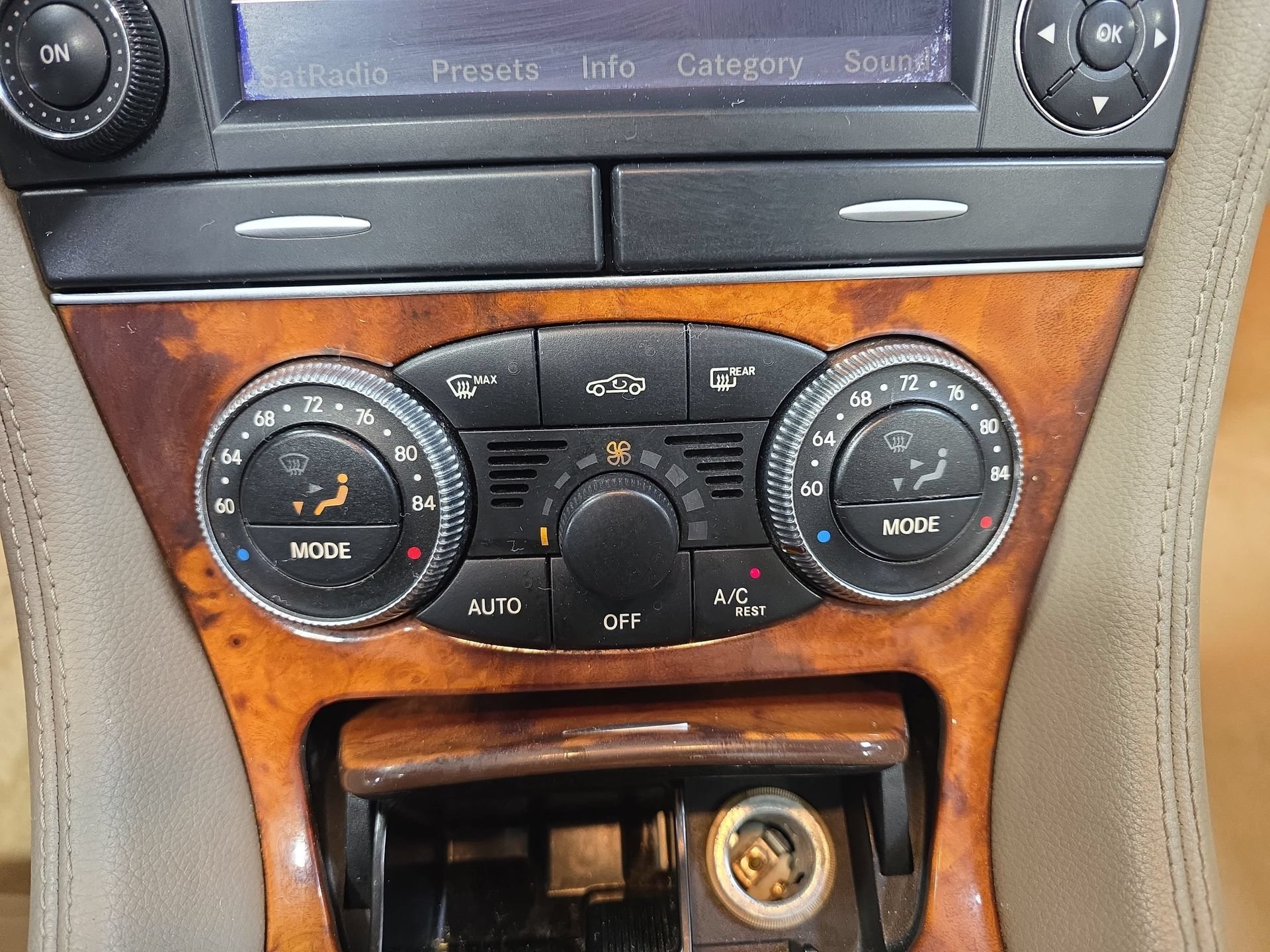 Used 2011 Mercedes-Benz SL 550 image 23