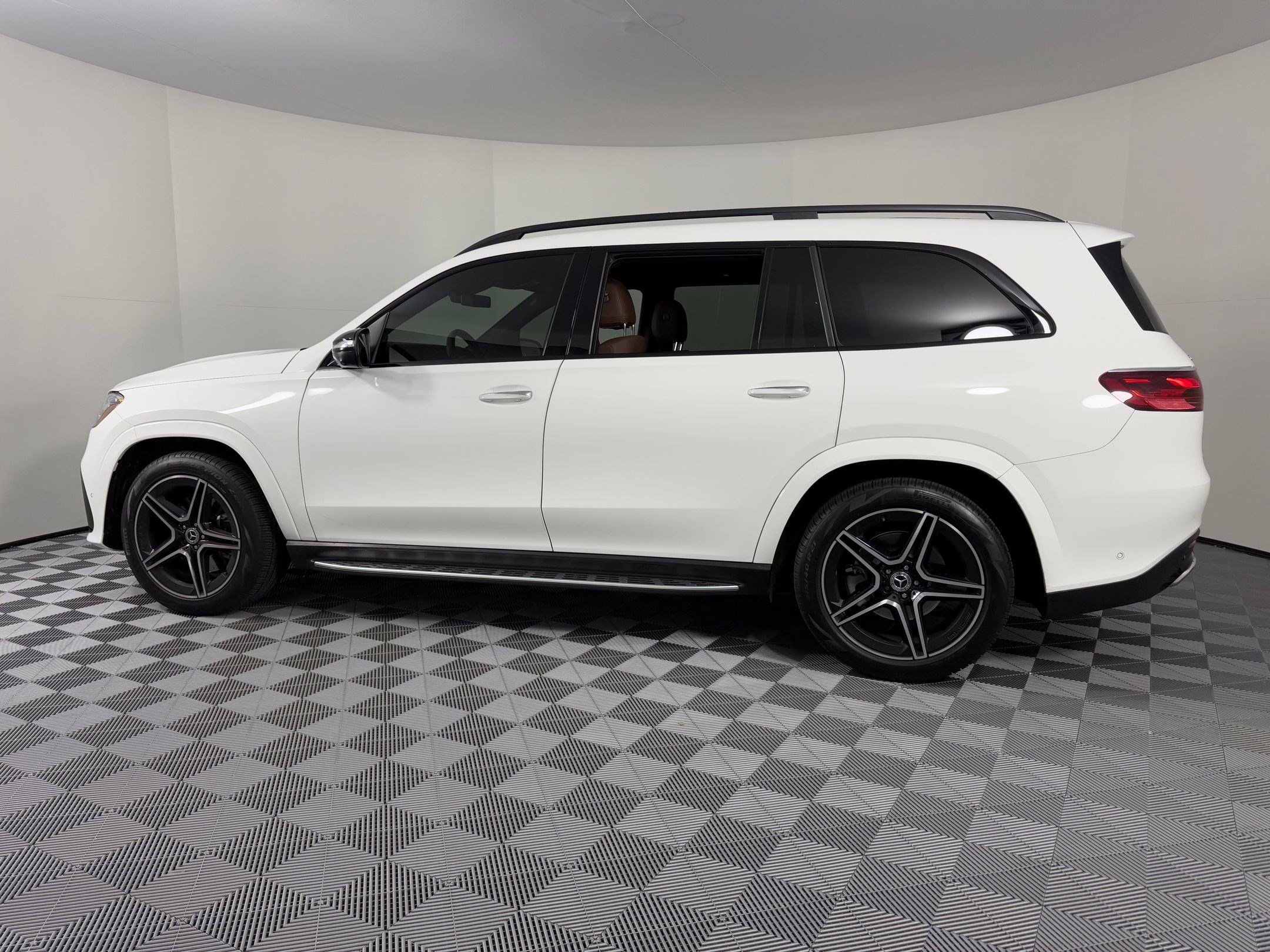 Used 2024 Mercedes-Benz GLS 450 4MATIC image 2