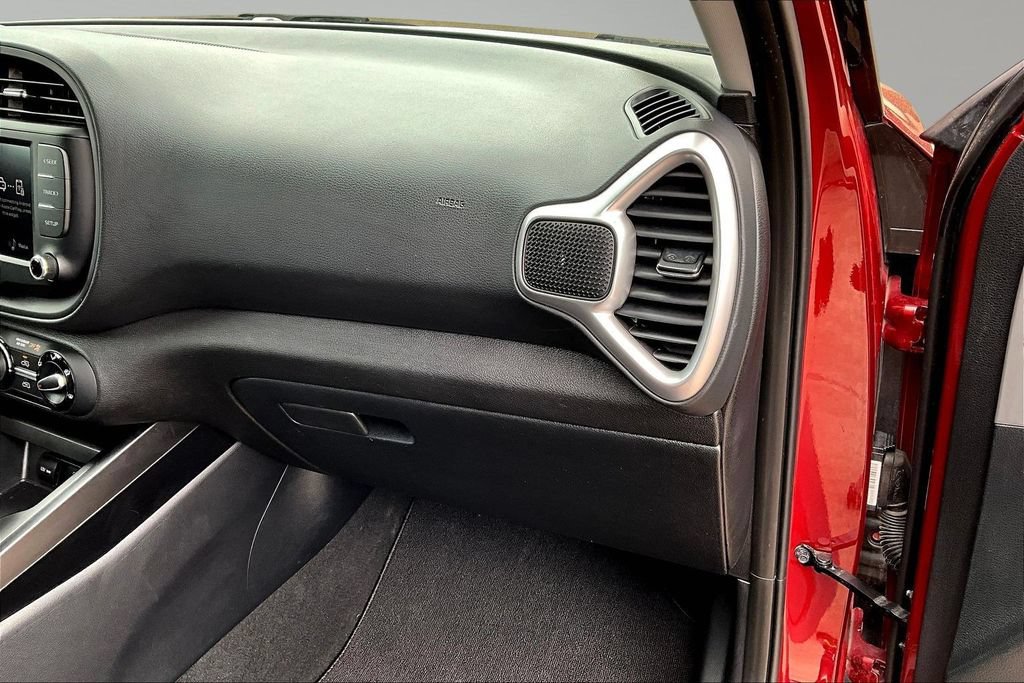 Used 2025 Kia Soul LX w/ LX Technology Package FWD image 26
