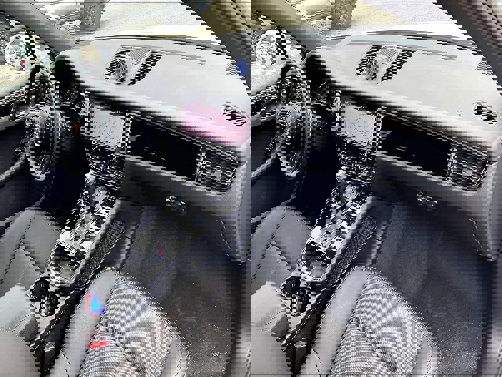 Used 2023 Porsche Macan Turbo image 14