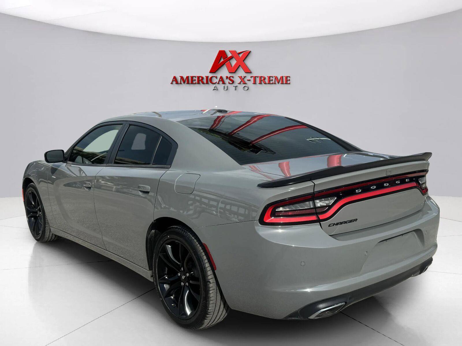 Used 2018 Dodge Charger SXT RWD image 4